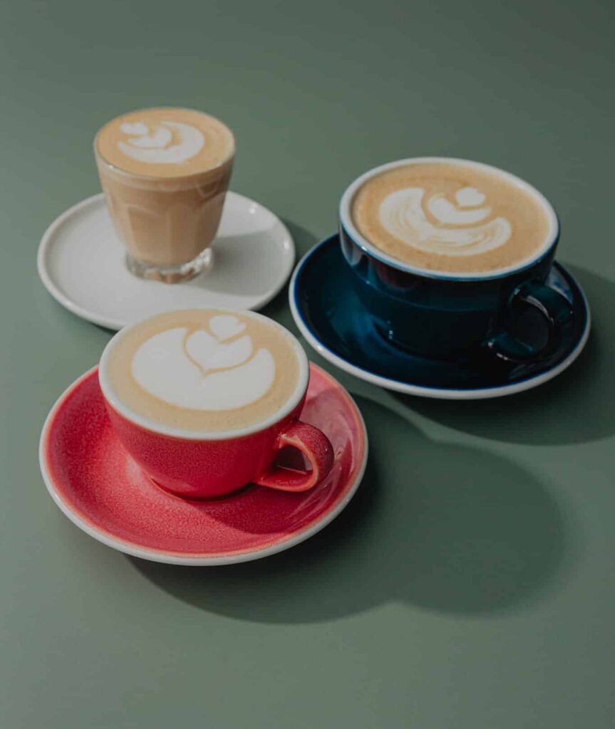 šálky kávy s latte artem